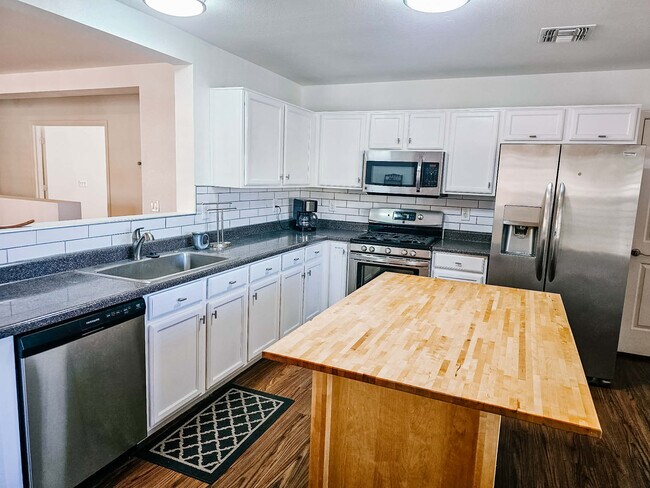 Building Photo - 3552 N Riverhaven Dr