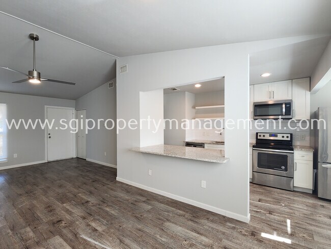 Foto del edificio - Updated home ready for move in