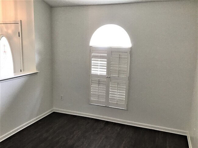 Building Photo - 2700 Darwin Ct