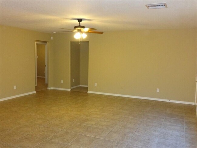 Foto del edificio - 8030 Safflower Dr