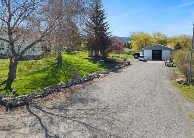 Building Photo - Live in Cove, country living with large sh...