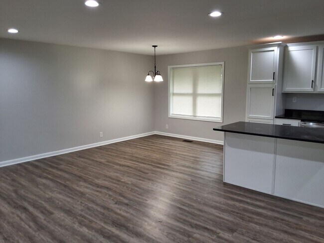 Foto del edificio - Beautiful 4 Bedroom 2 Bath Home