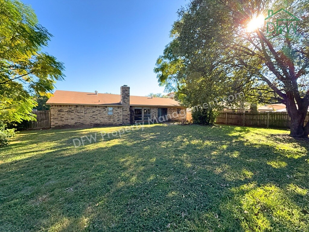 Building Photo - Spacious 3-Bedroom Home for Lease with Large Fenced Backyard in Quiet Benbrook Neighborhood