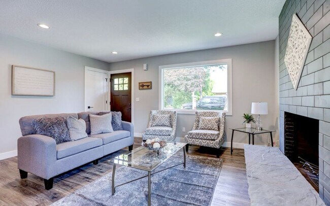 Foto del edificio - Charming 3-Bedroom Home with Spacious Yard...