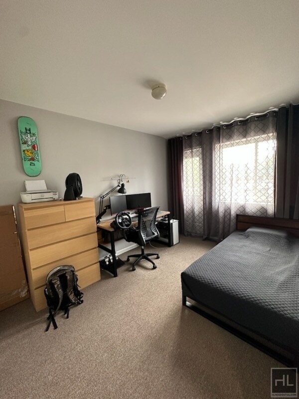 Building Photo - Well-maintained 2 Bedroom Apartment with s...