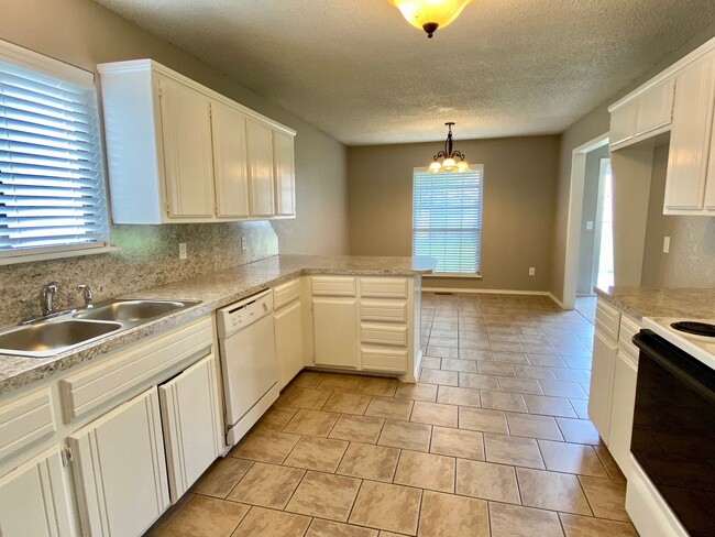 Building Photo - Cute 3 Bed In Mustang Schools
