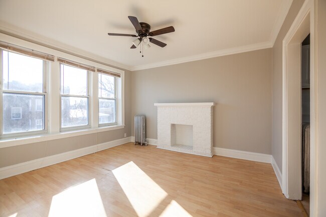 Foto del edificio - 2416 W Fargo Ave