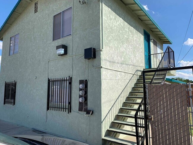 Building Photo - 265 B St