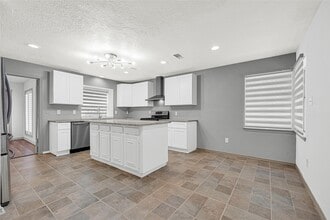 Building Photo - 705 Holly Springs Ct