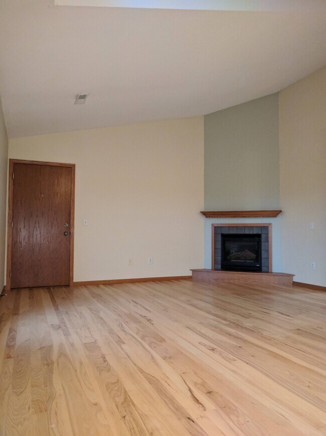 y techos altos, sala de estar con chimenea a gas - 3509 Maple Grove Dr