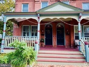Building Photo - 822 N Van Buren St