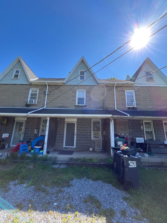 Building Photo - 215 Bushkill St