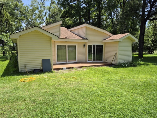 Building Photo - 320 Lakeview Dr