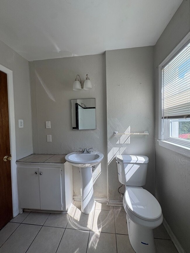 Building Photo - 1407 Johnston Dr