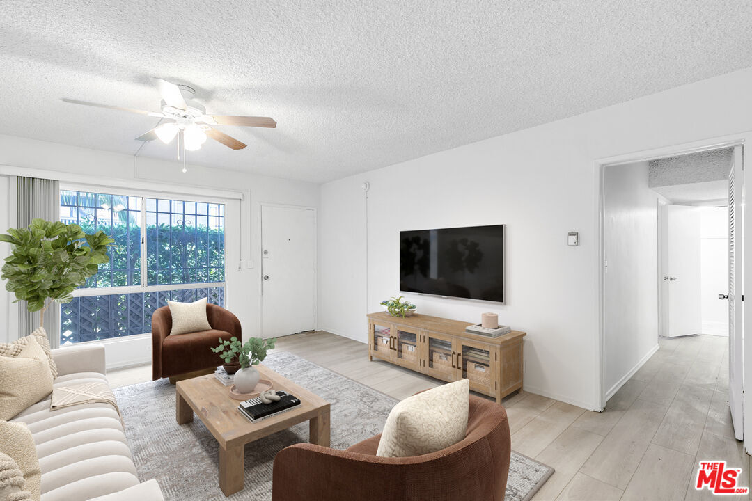 Foto principal - 2332 S Beverly Glen Blvd