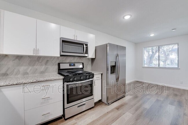 Foto del edificio - 15341 Falmouth Ave