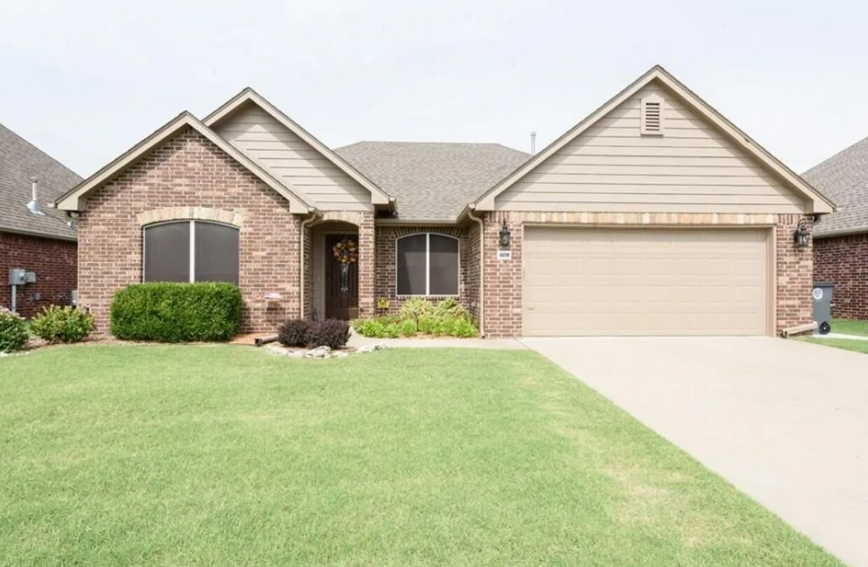 Foto principal - 4 Bedroom Home Available For June Move In!...