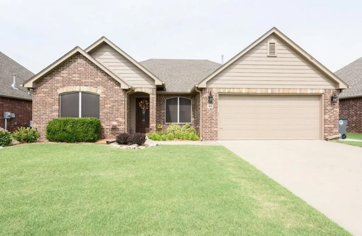Primary Photo - 4 Bedroom Home Available For June Move In!...