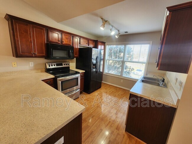 Building Photo - 3802 Falcon Crest Dr