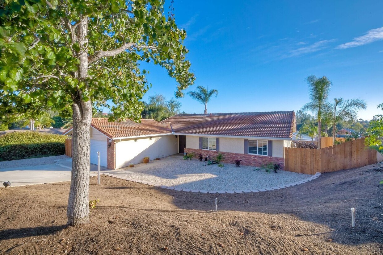 Primary Photo - Great 4 Bedroom House, Perfect to call you...