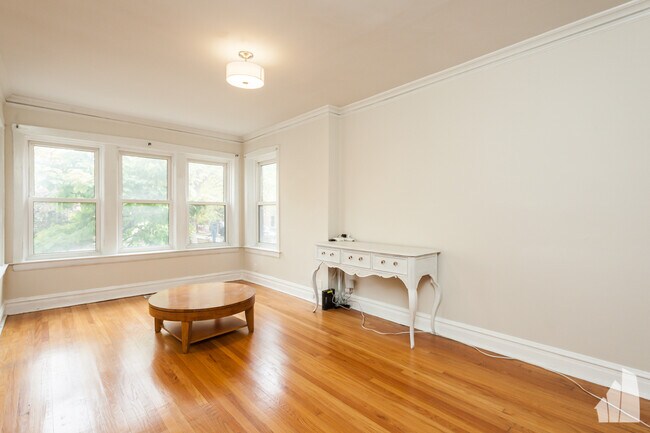 Building Photo - 4204 N Francisco Ave