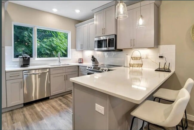 Building Photo - Stunning Furnished Townhouse in the South ...