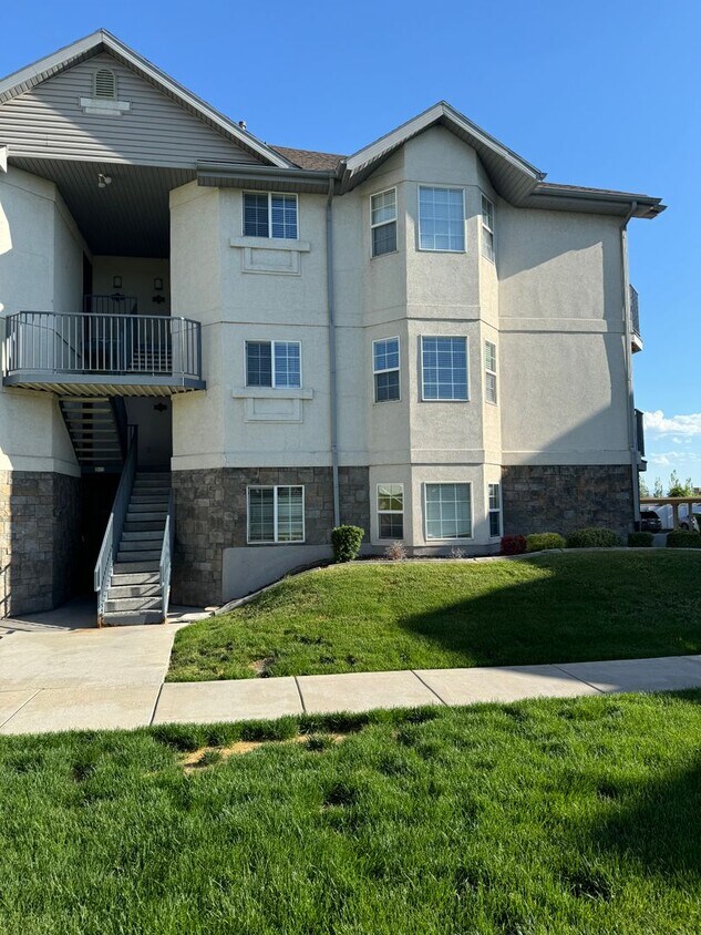 Primary Photo - 3 bed 2 bath apartment