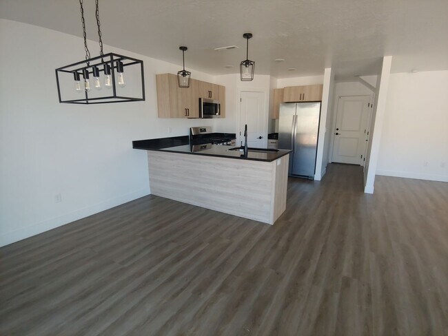 Building Photo - Charming Townhome