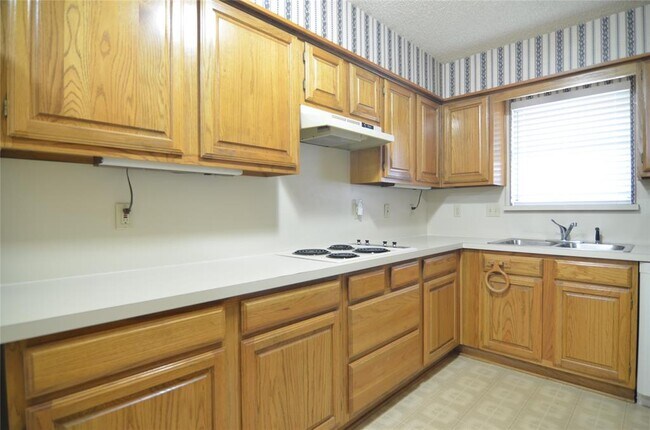 Building Photo - 1534 Raleigh Dr