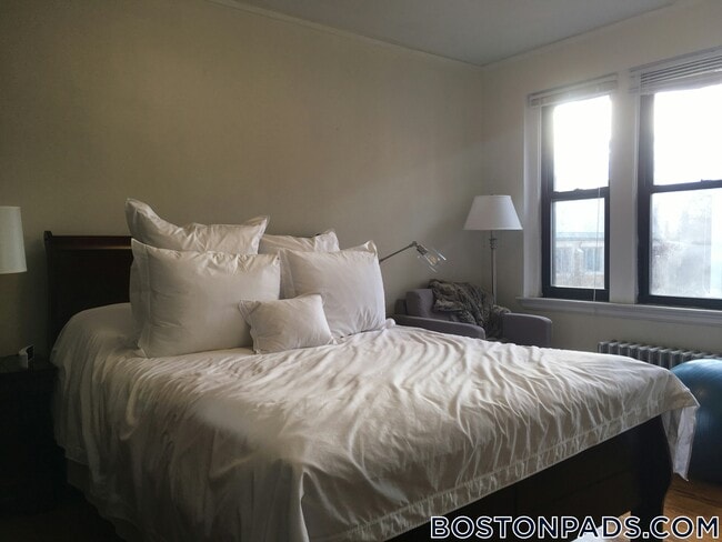 Building Photo - 349 Pleasant St