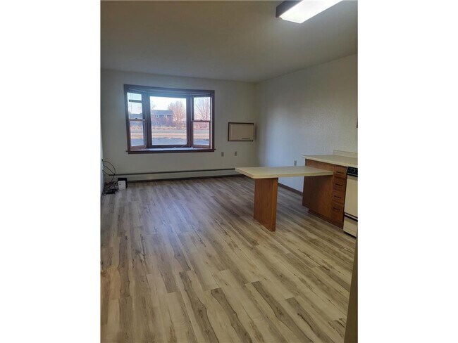 Building Photo - 609 Main St S