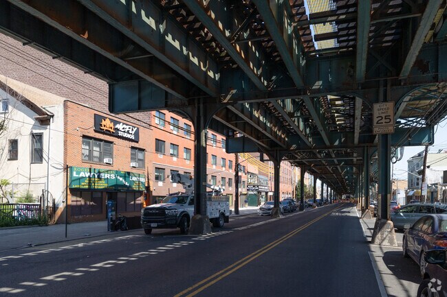 Foto del edificio - 4427 White Plains Rd