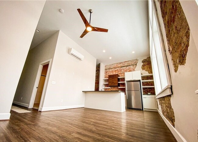 Building Photo - One Bedroom Apartment