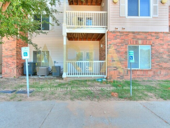 Building Photo - 2 BED 2 BATH EDGE CONDO!
