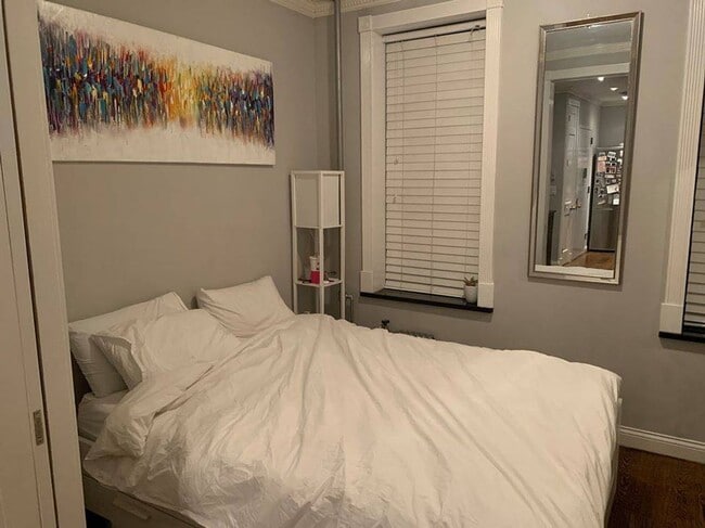 Building Photo - E 5TH ST.