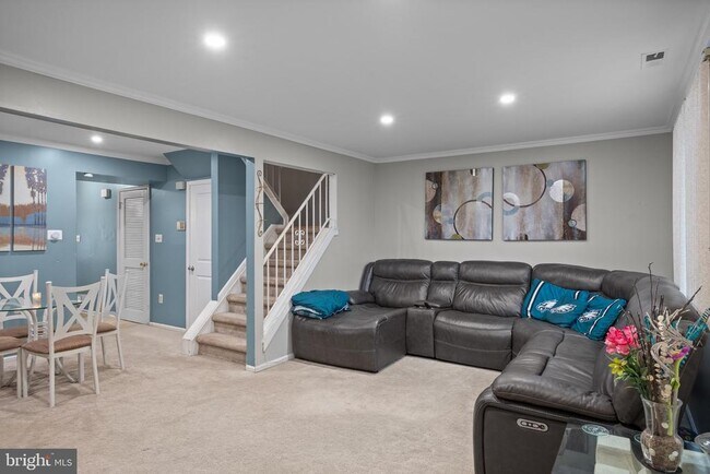 Building Photo - 13 Hopewell Ln