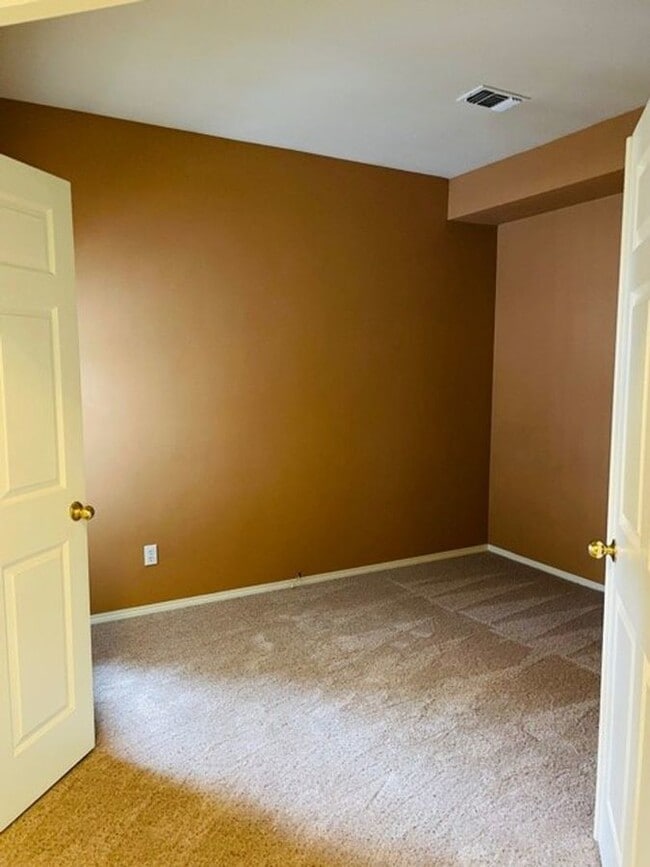 Building Photo - 2 Bedroom Plus Den Townhome in Bothell!