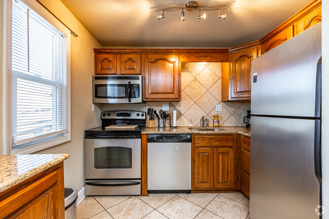 1BR, 1BA - 550 SF - Kitchen - Westport Manor Apartments