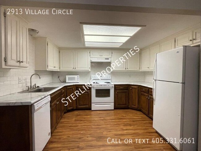 Building Photo - 2913 Village Cir