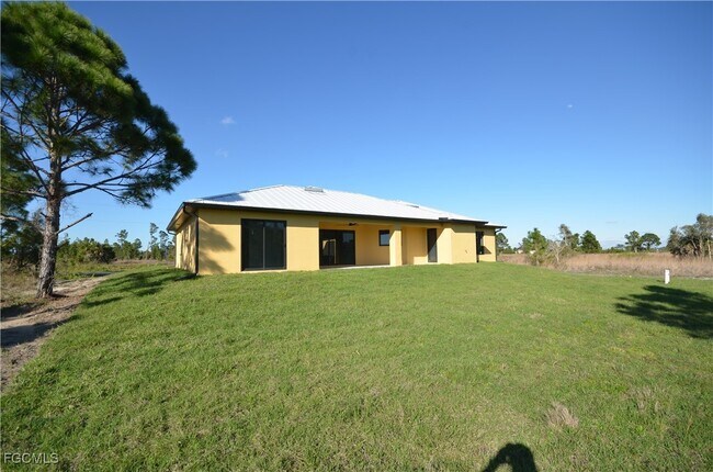 Building Photo - 1242 Hathor St E