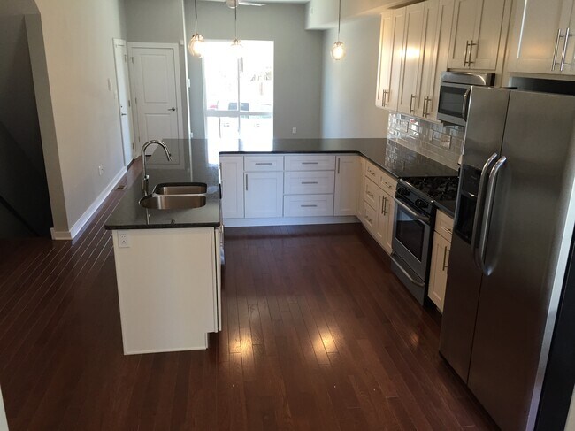 Cocina/Sala de estar - 1806 Frankford Ave