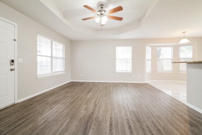 Building Photo - 1024 Pinecrest St