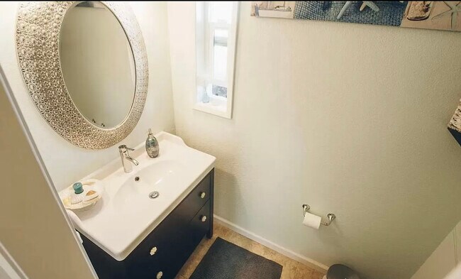Half bathroom - 4948 Calle de Escuela