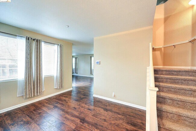 Foto del edificio - GREAT 3 BEDROOM BRENTWOOD RENTAL OPPORTUNITY! IDEAL CENTRAL BRENTWOOD LOCATION & ON CUL DE SAC!