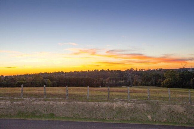 Building Photo - Stunning 3 bed, 2 bath, 1 car garage locat...