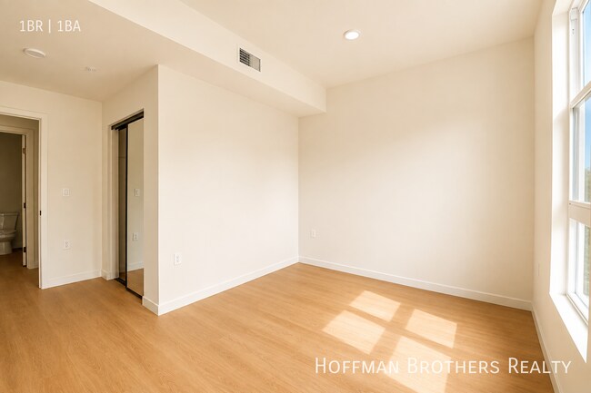 Building Photo - 856 S Gramercy Dr