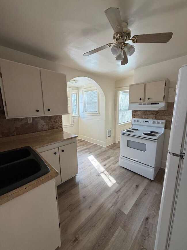 Foto del edificio - Large 3 bed 2 bath located close to downtown