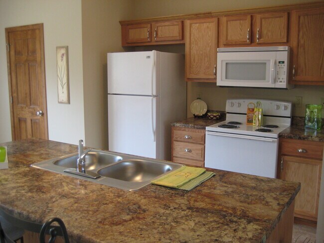 Kitchen - 5011 Riverport Cmns