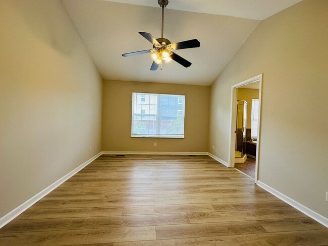 Building Photo - Sophisticated Townhome Living: 10 Minutes from Downtown & UT