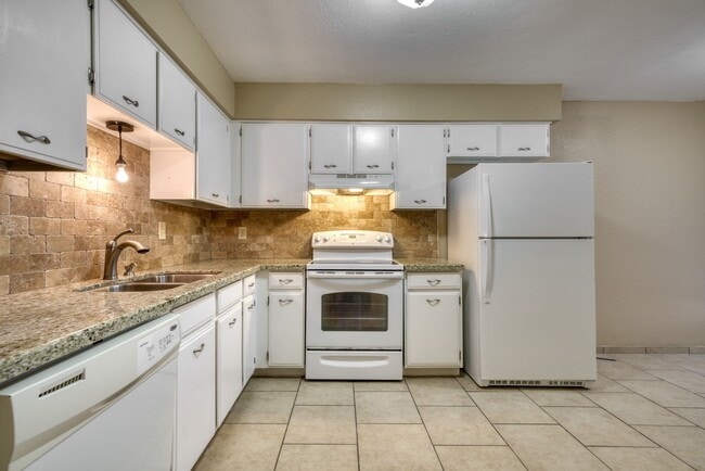 Building Photo - 1606 Leona Dr